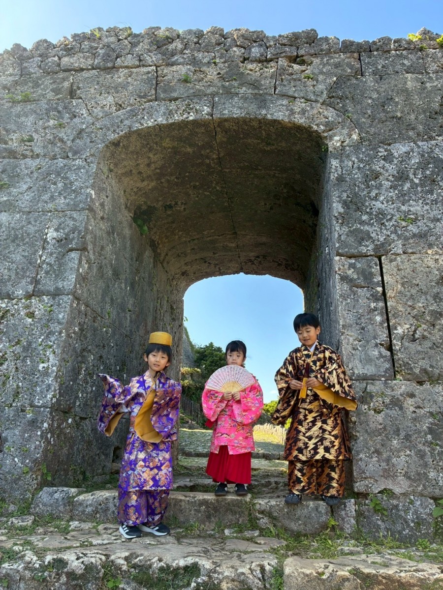 まるでタイムスリップ？世界遺産の麓で叶える、手ぶら「琉装」体験記